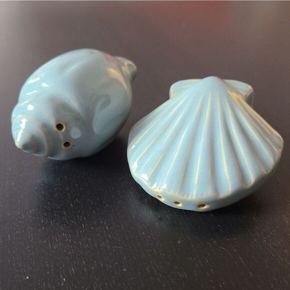 Vintage Shells Salt and Pepper Shakers - Picture 4 of 9